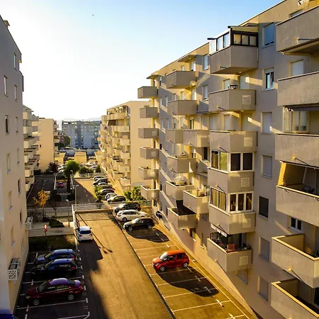 Apartment Stefani - Balcony & Free Private Garage Parking *