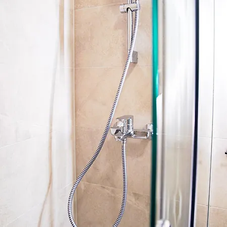 Stefani - Balcony & Free Private Garage Parking Apartment