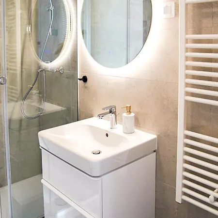 Stefani - Balcony & Free Private Garage Parking Apartment