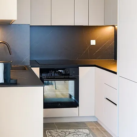 Stefani - Balcony & Free Private Garage Parking Apartment