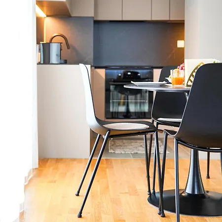 Stefani - Balcony & Free Private Garage Parking *