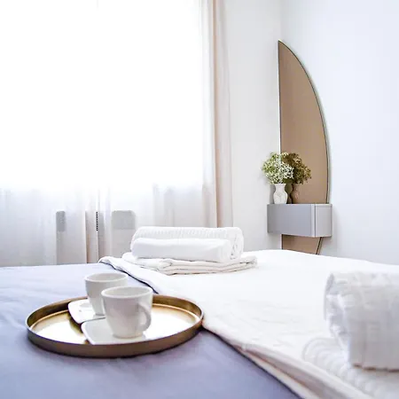 Stefani - Balcony & Free Private Garage Parking *