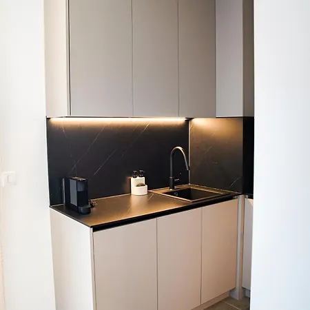 Stefani - Balcony & Free Private Garage Parking Apartment