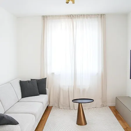 Stefani - Balcony & Free Private Garage Parking Apartment *