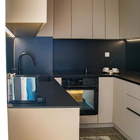 Stefani - Balcony & Free Private Garage Parking *