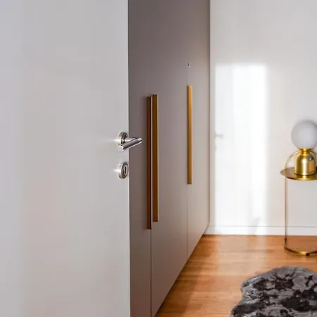 Stefani - Balcony & Free Private Garage Parking Apartment