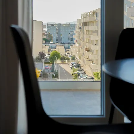 Stefani - Balcony & Free Private Garage Parking Apartment