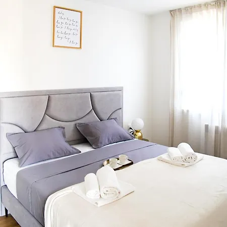 Stefani - Balcony & Free Private Garage Parking Apartment