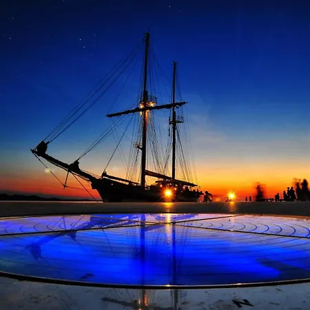 Stefani - Balcony & Free Private Garage Parking Apartment