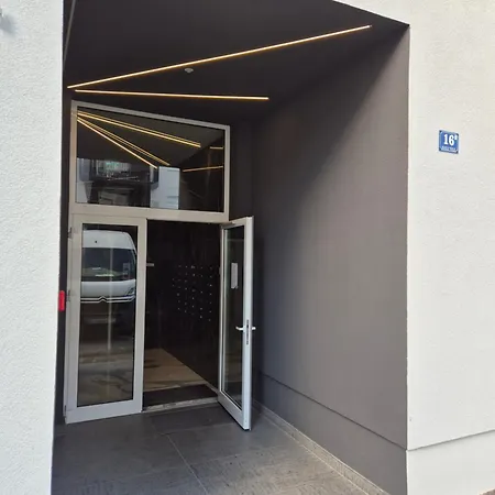 Apartment Stefani - Balcony & Free Private Garage Parking *