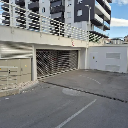 Stefani - Balcony & Free Private Garage Parking Apartment