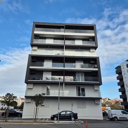 Stefani - Balcony & Free Private Garage Parking *