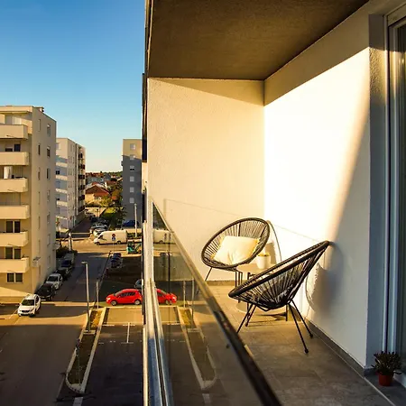 Apartament Stefani - Balcony & Free Private Garage Parking *